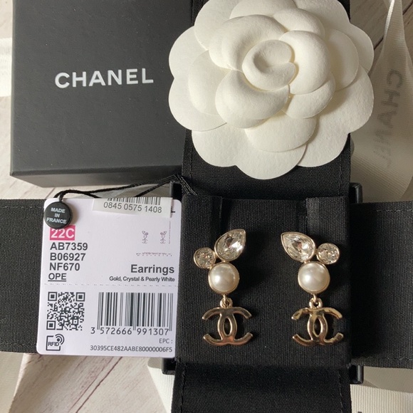 ❗️SOLD/TRADED❗️✨BRAND NEW Limited Edition CHANEL Pearl Crystal Earrings ✨ - Picture 5 of 11